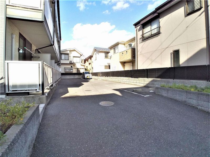 レオパレスハーモニー蕨 駐車場