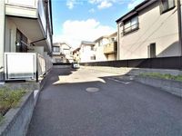 レオパレスハーモニー蕨 駐車場