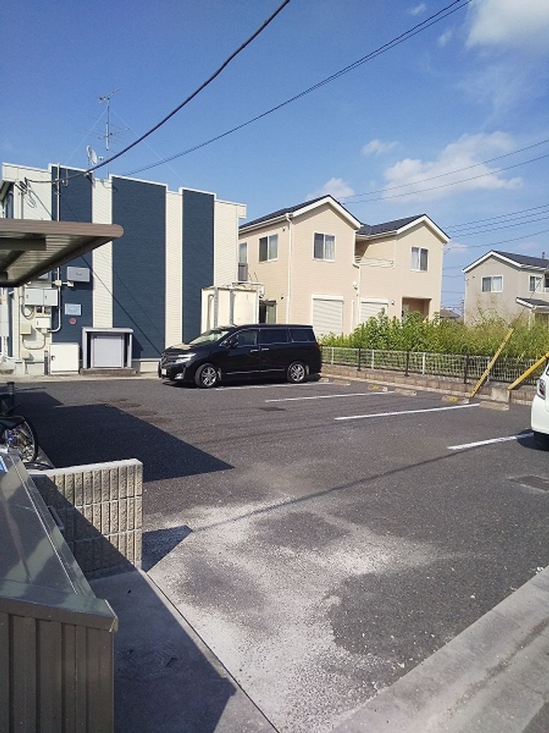 LEONEXT Belle House Parking lot