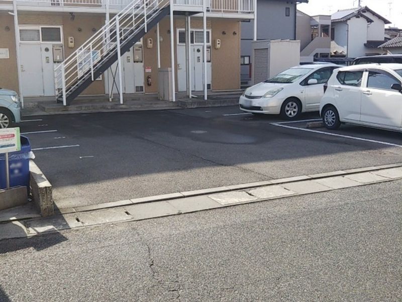 レオパレスマユリカⅤ 駐車場