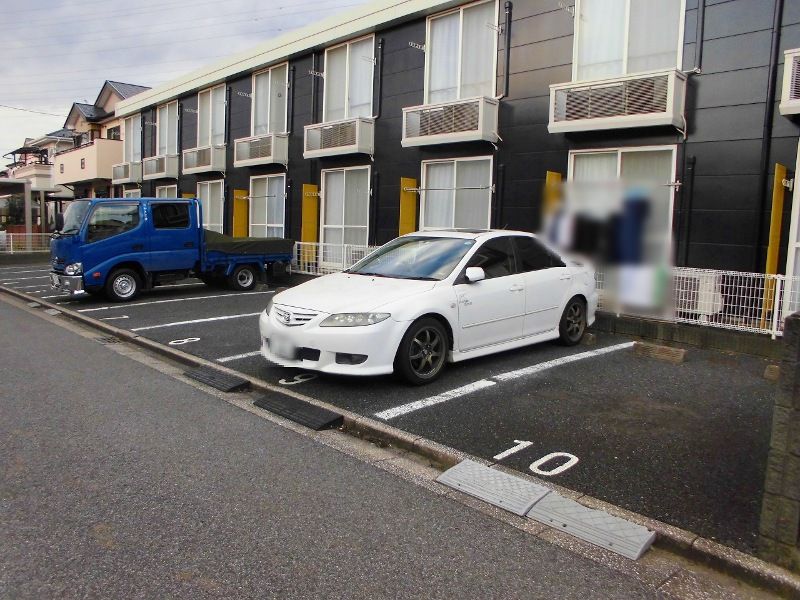 レオパレスパミドール 駐車場