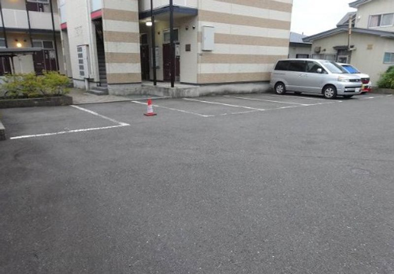レオパレスサクラの小道 駐車場