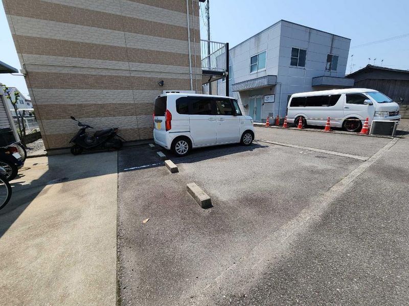 レオパレスラ　プランタン 駐車場
