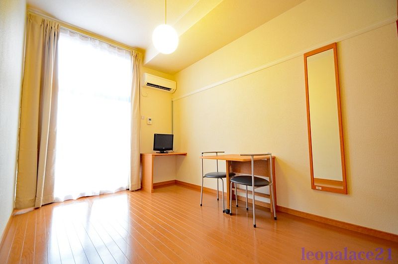 レオパレス鶴巻 居間