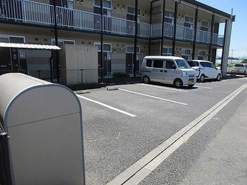 レオパレスバンビーナ 駐車場