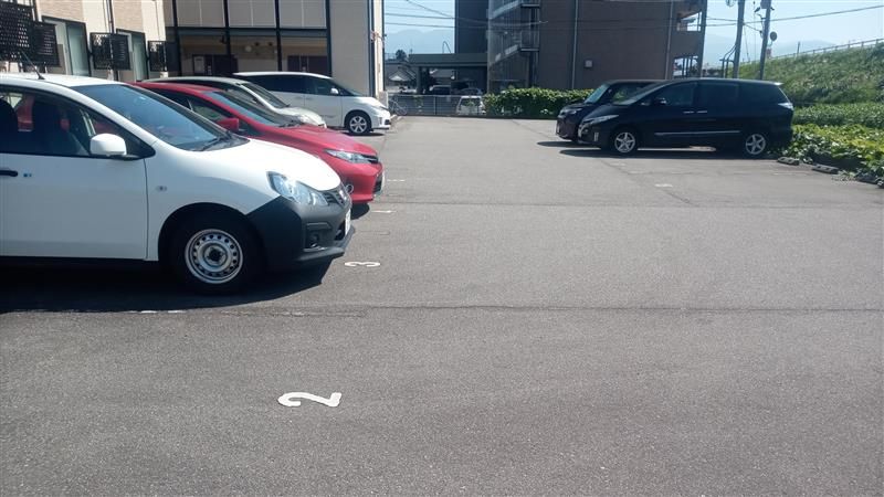 レオパレスシャンティーニュ 駐車場