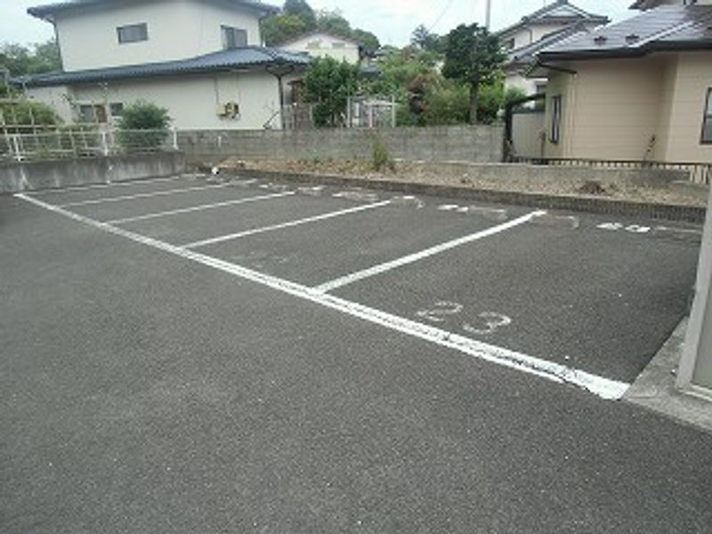 レオパレスニューロード 駐車場