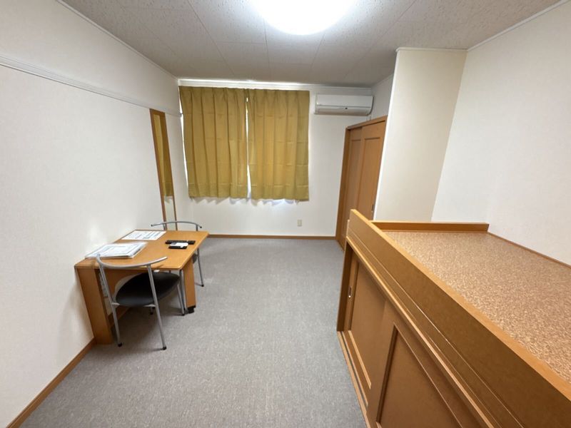 レオパレス三丁田 居間