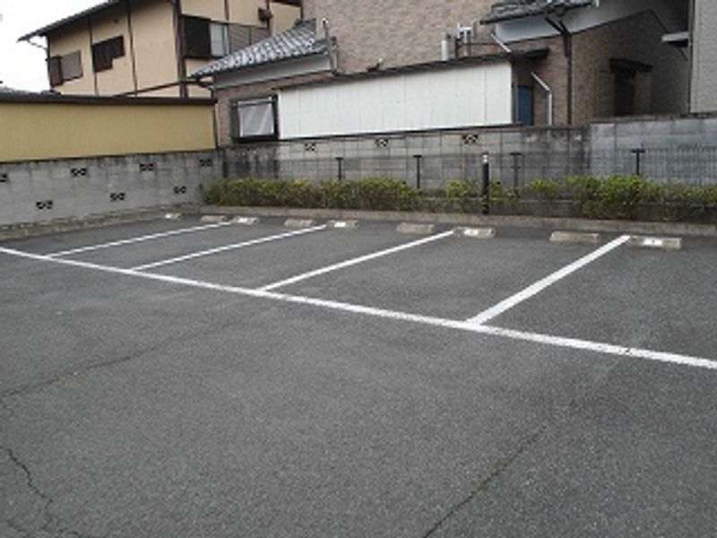 レオパレスリードスクリーンⅤ 駐車場