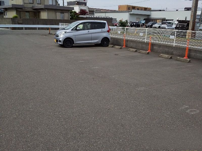 レオパレスプレジール２２ 駐車場