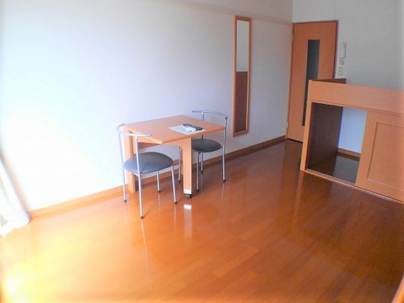 レオパレスニュー屋島 居間