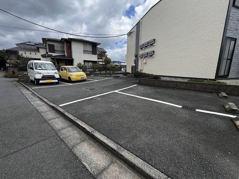 レオパレスピュアタウン 駐車場