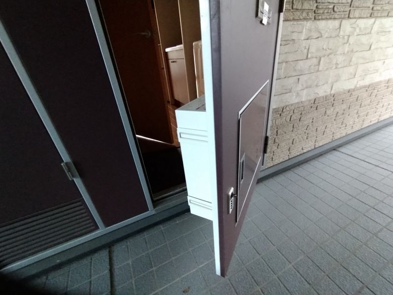 レオパレスエムズ 玄関