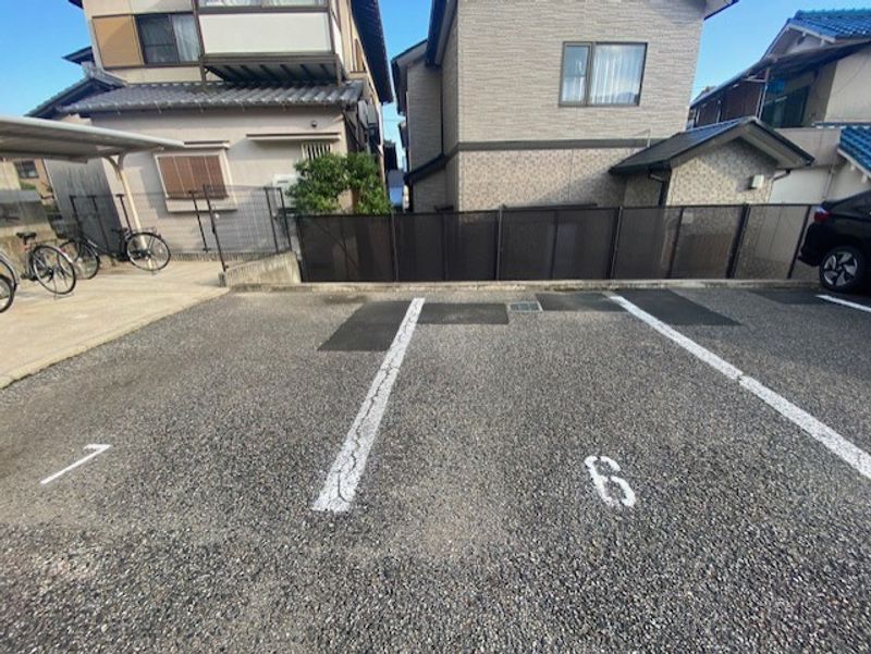 レオパレスアシスト０６ 駐車場