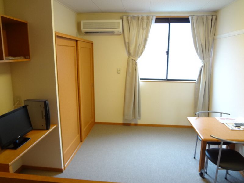 レオパレス平井 居間