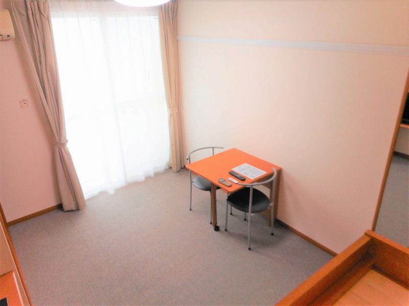 レオパレス南高田 居間