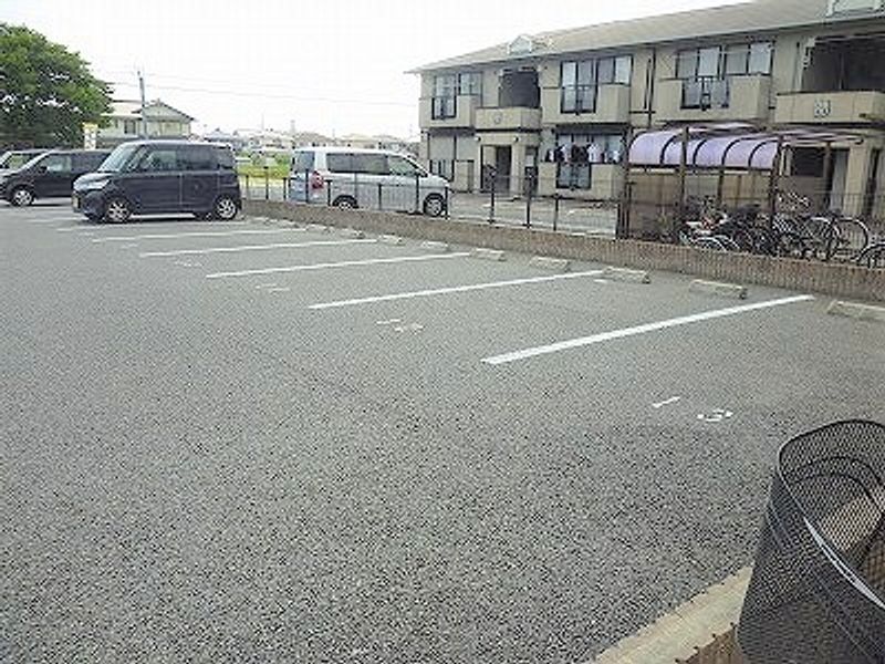 レオパレスＢ．Ｆ．フォーティ・エイト 駐車場