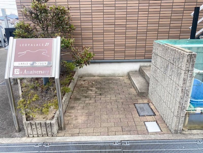 レオパレスレジデンシャル エントランス