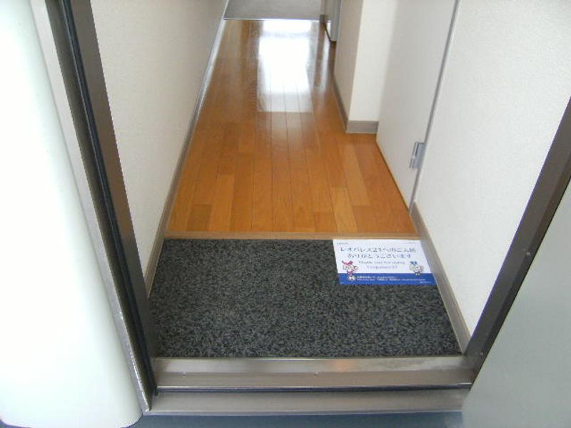 レオパレス未来 玄関