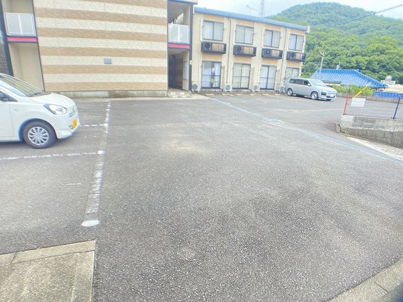 レオパレスコンフォール　ミノ 駐車場