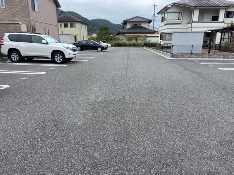 クレイノもみじⅤ 駐車場