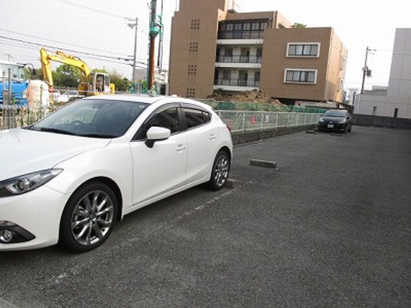 レオパレス華 駐車場