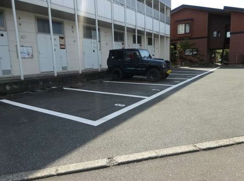 レオパレス２０００ 駐車場