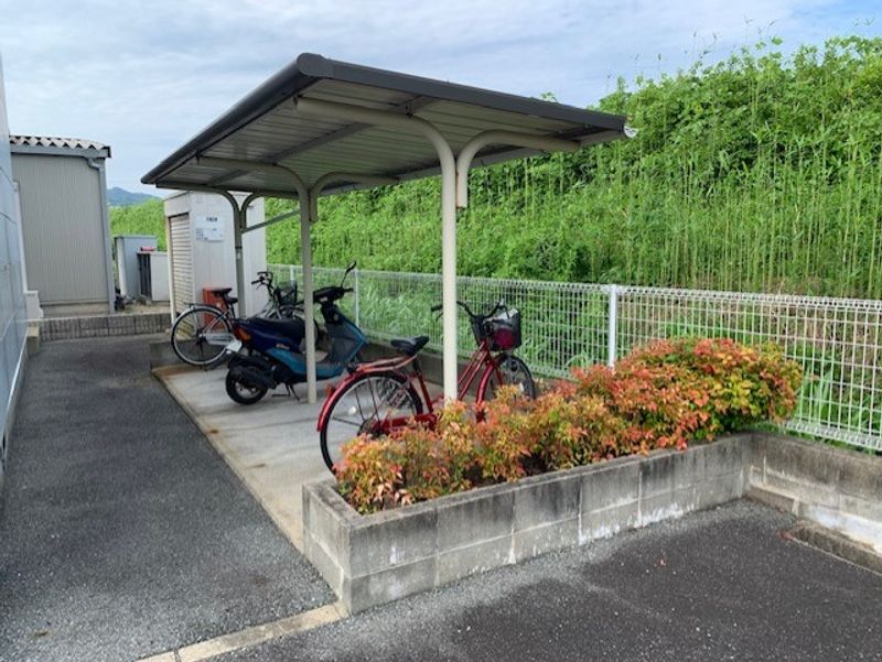 レオパレスアズーリ 駐車場