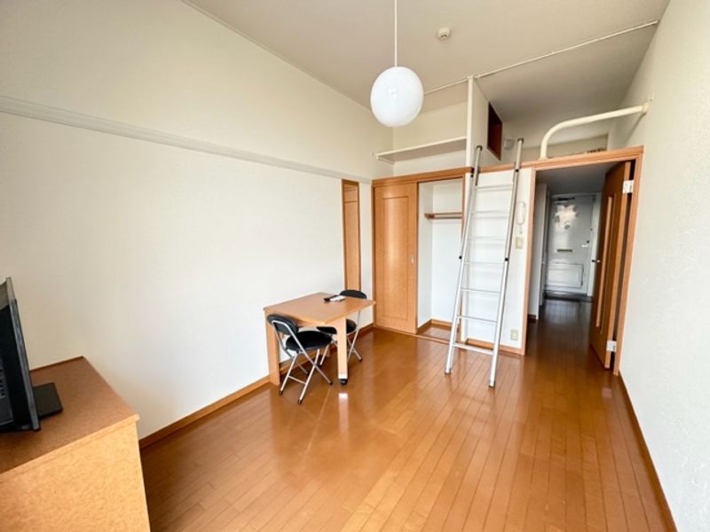 レオパレスバイオレット 居間