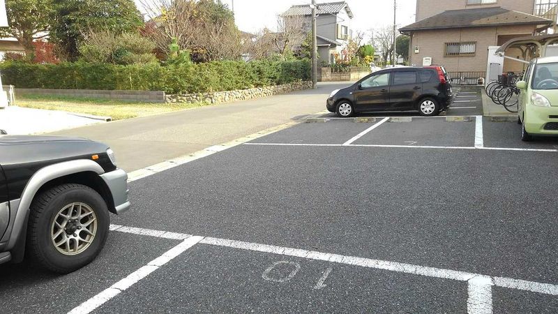 レオネクストタウンコート石塚 駐車場