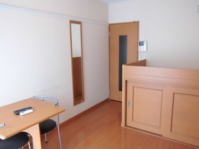 レオパレス的場 居間