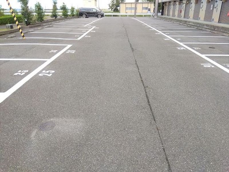 レオパレスシャン　フルール 駐車場