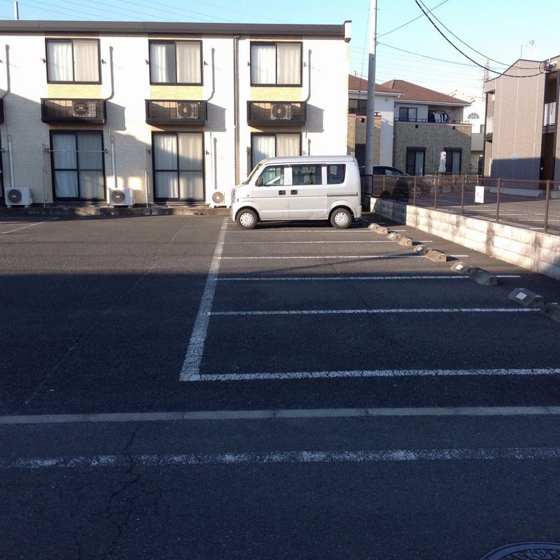 レオパレスシェソワ 駐車場