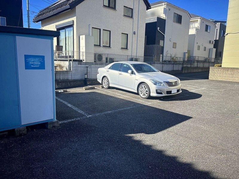 レオパレスファミリアシモサト 駐車場
