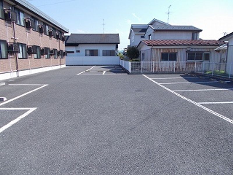 レオパレス中島 駐車場