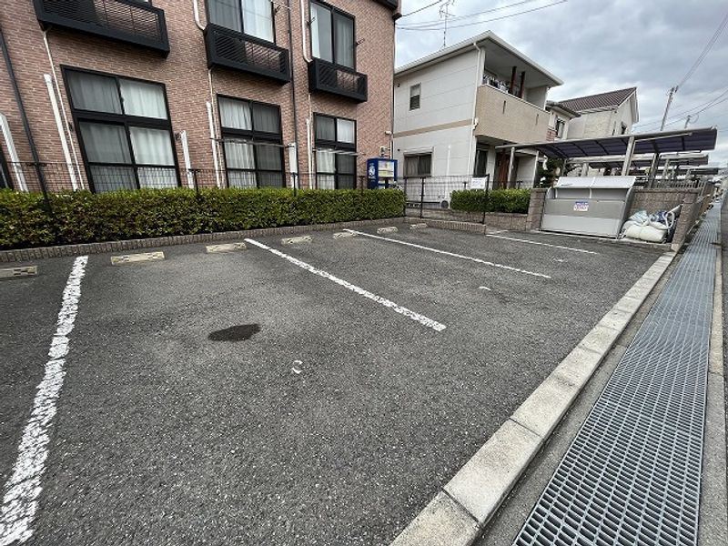 レオパレスメイクリポーズ 駐車場