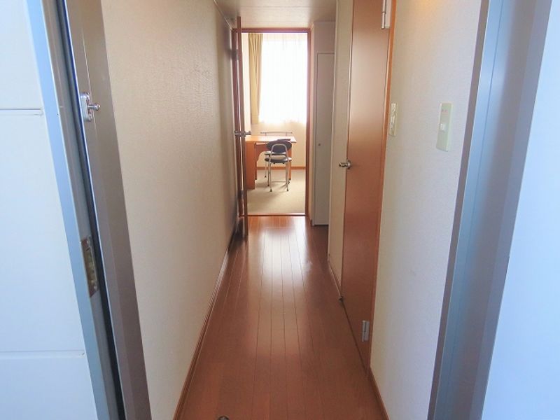 レオパレス中御所 玄関