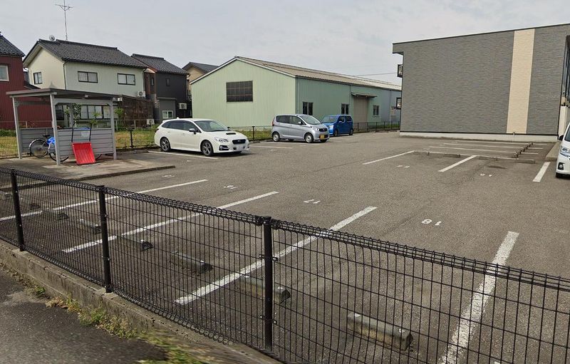 レオパレスソフィア三女子 駐車場