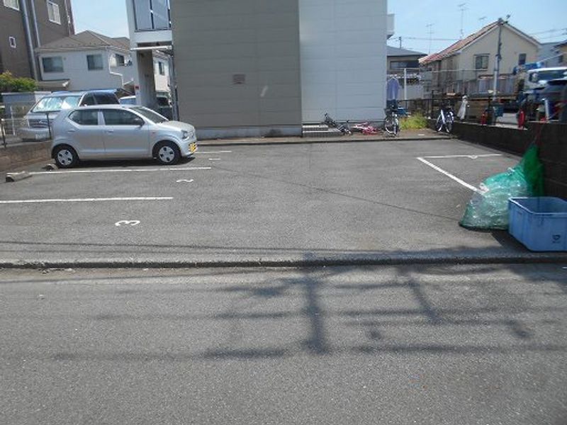 レオパレスシャルム 駐車場