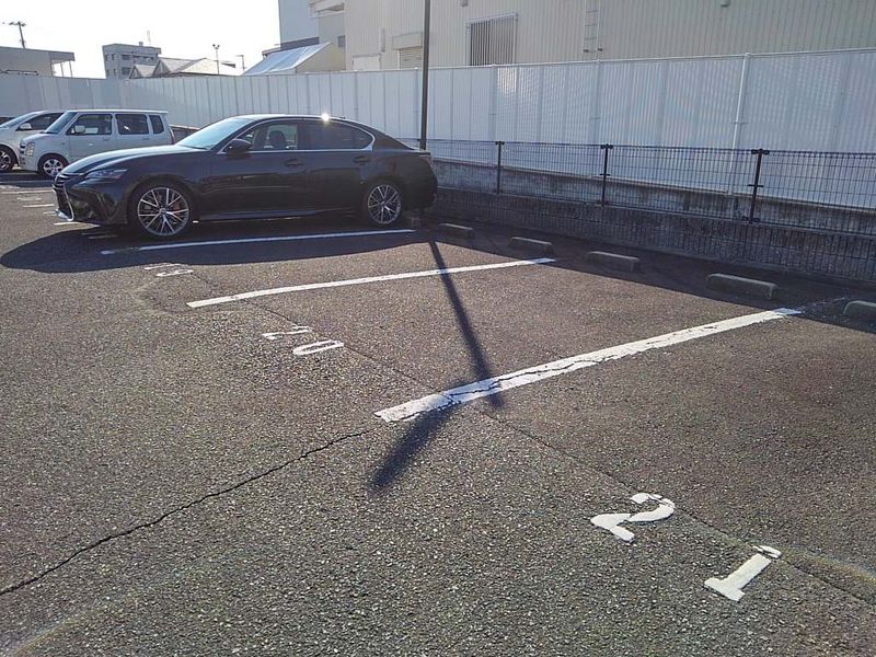 レオパレスクレール勝賀 駐車場
