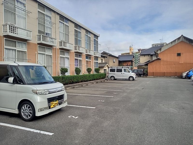 レオパレスエクセル 駐車場