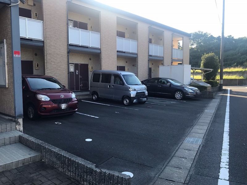 レオパレスサードなわて 駐車場