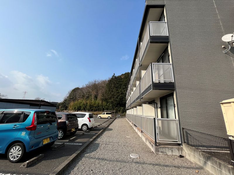 レオパレス新開 駐車場