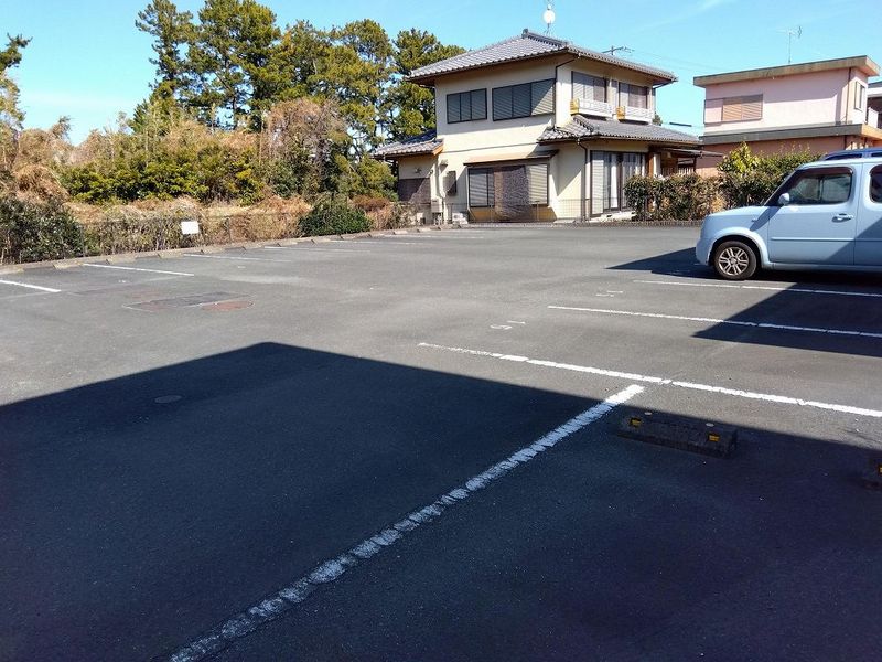 レオパレスエルドラド　新居 駐車場