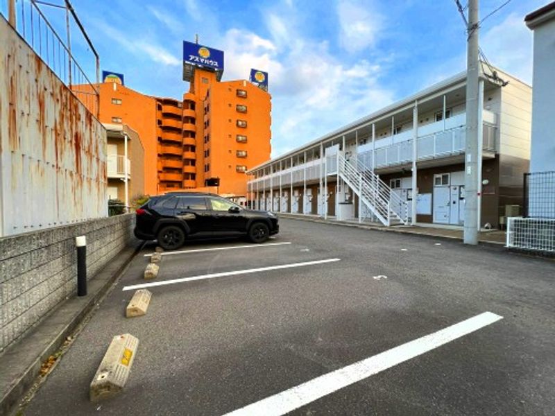 レオパレスプレミール 駐車場