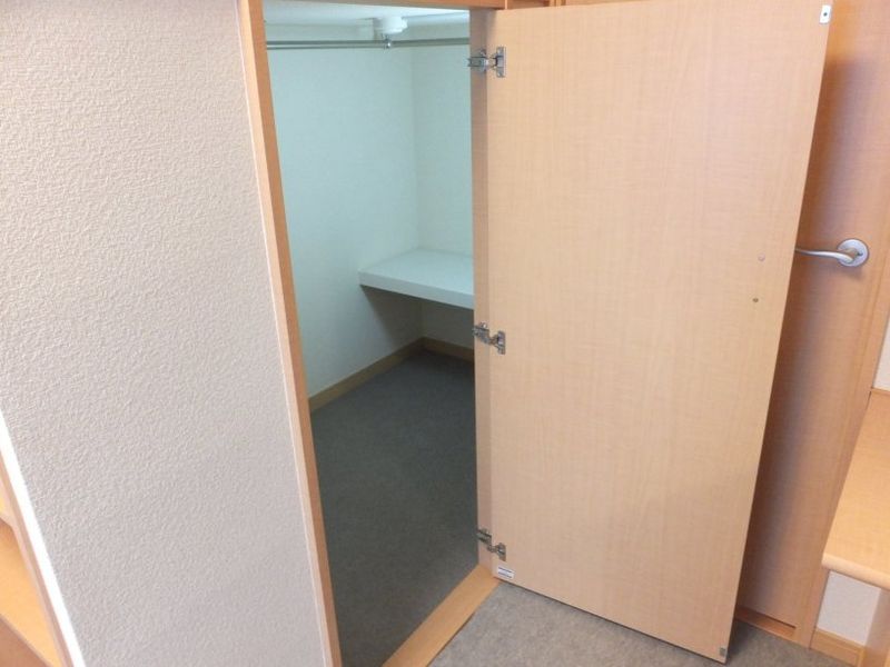 レオパレスアウトゥーノ 収納