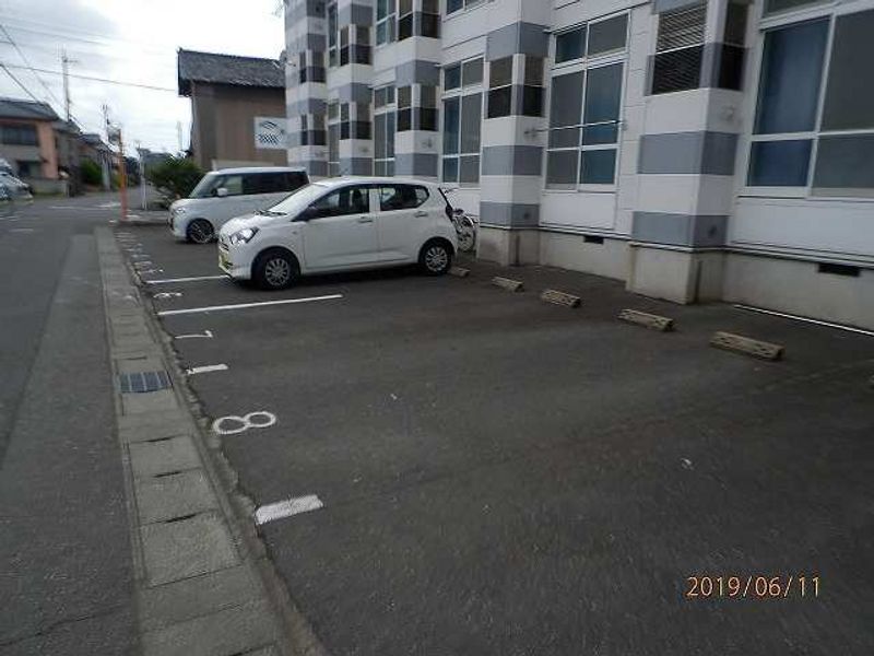 レオパレス秋桜 駐車場