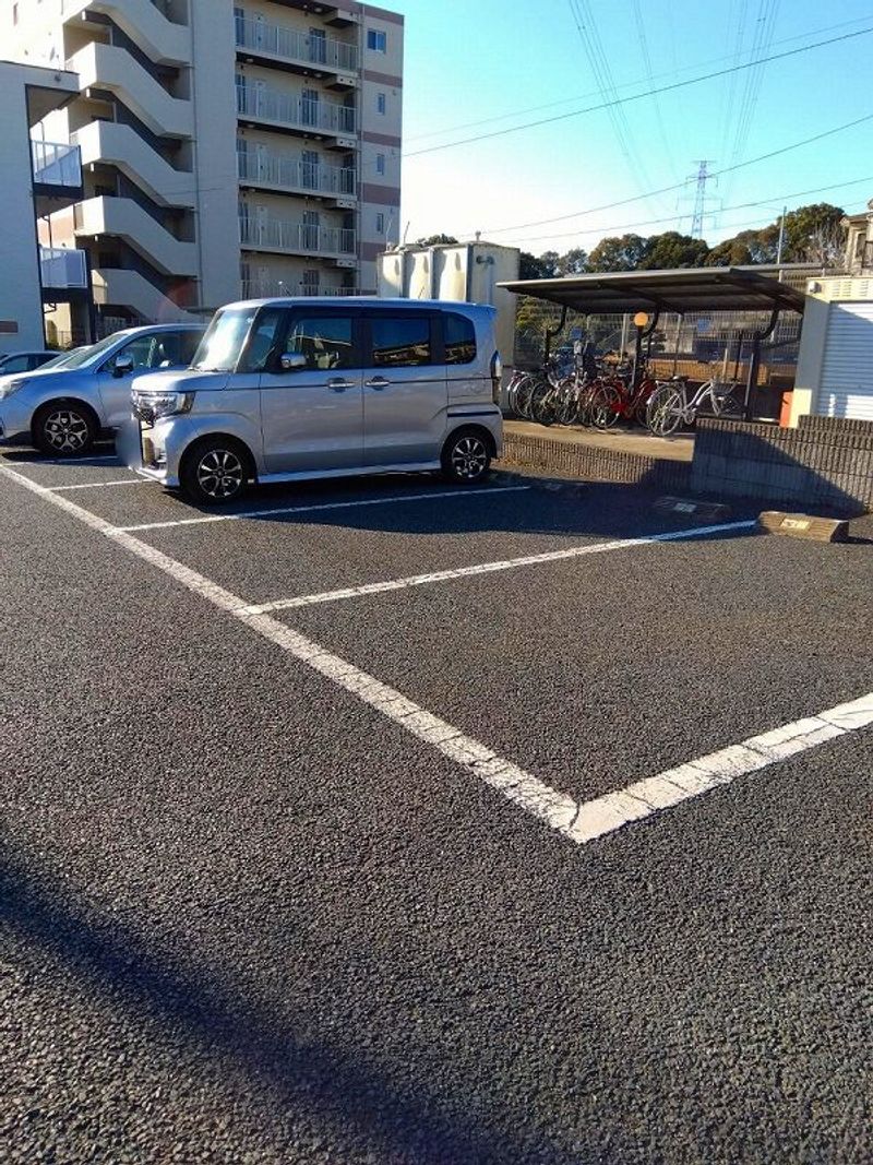 レオパレスプレジャー 駐車場