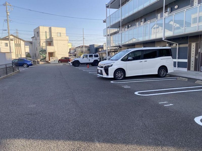 レオネクストレオーネ 駐車場