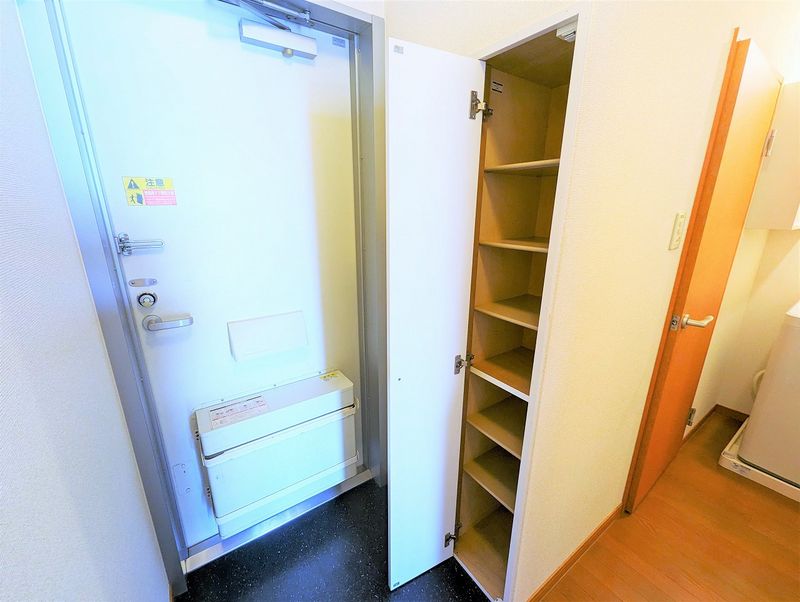 レオパレスオアシス 玄関